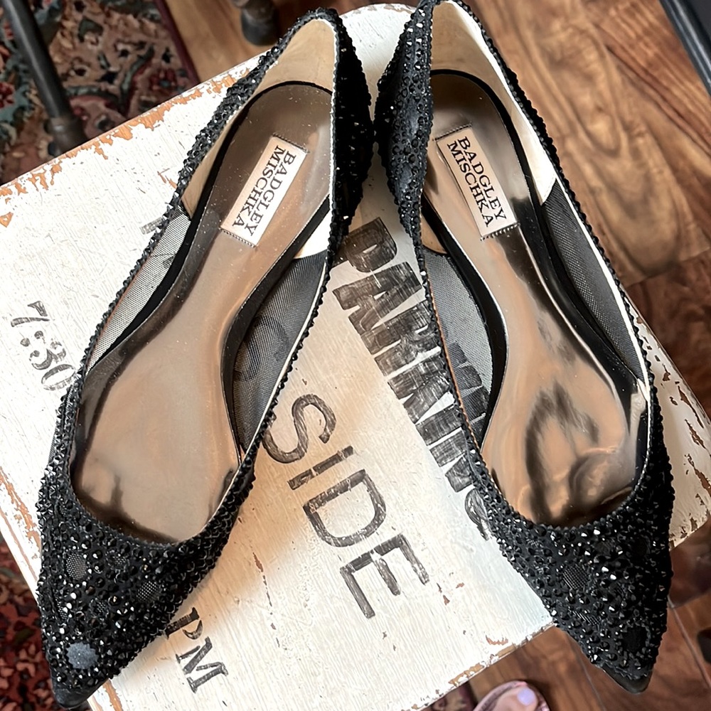 Size 8.5 black flat designer shoes by Badgley Mischka satin / suede